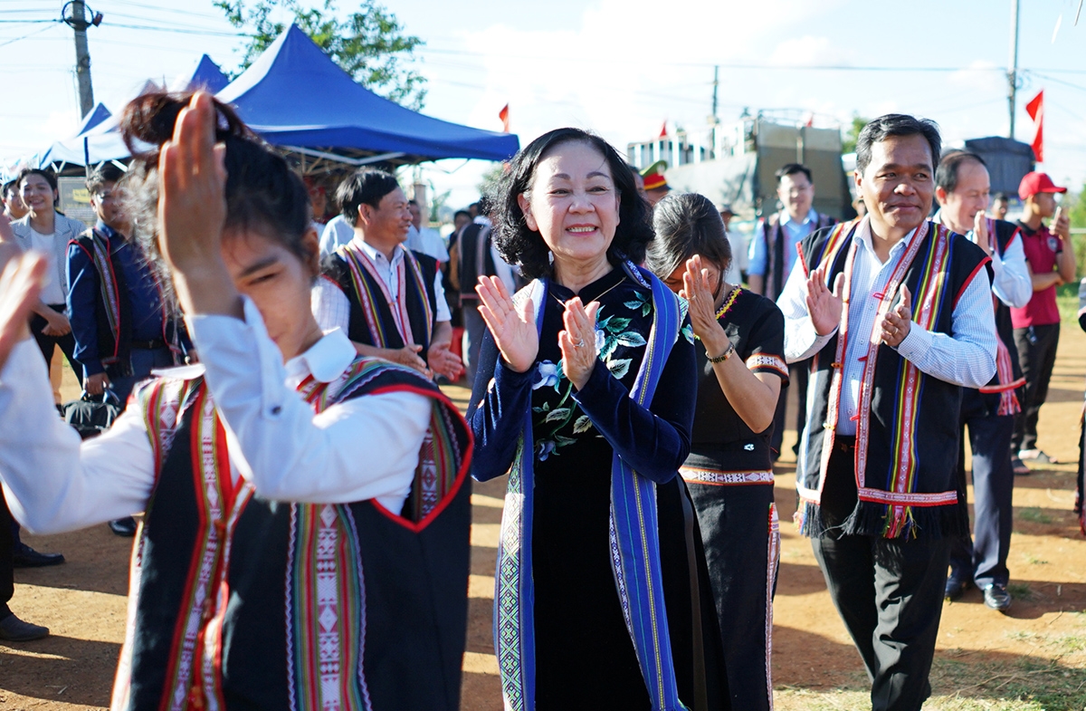 Trưởng ban Tổ chức Trung ương Trương Thị Mai hòa cùng điệu múa xoang, tiếng cồng chiêng rộn ràng của dân làng Wâu