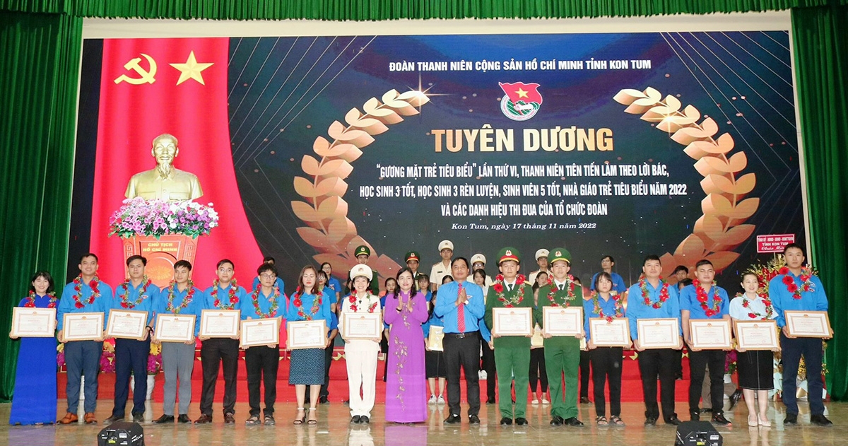 Phó Chủ tịch UBND tỉnh Kon Tum Y Ngọc trao Bằng khen cho 15 gương mặt trẻ tiêu biểu