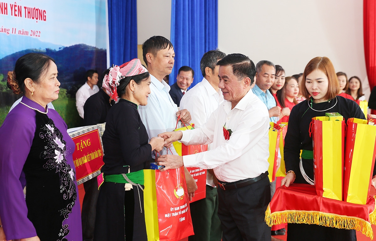 Chủ nhiệm Ủy ban kiểm tra Trung ương Trần Cẩm Tú tặng quà cho các hộ gia đình tiêu biểu cụm dân cư Yên Thành - Nà Lộc - Noong Dờn