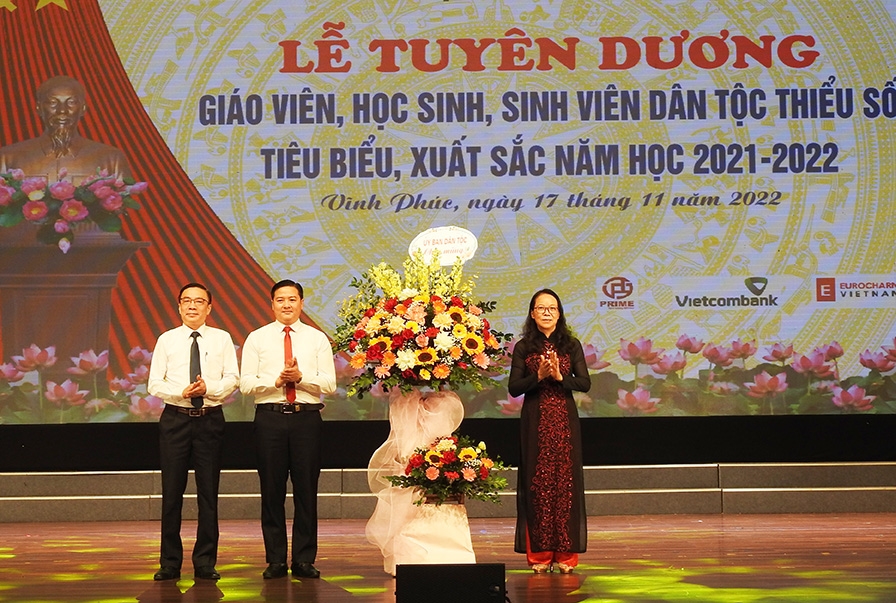 Thứ trưởng, Phó Chủ nhiệm Ủy ban Dân tộc Hoàng Thị Hạnh tặng hoa chúc mừng các thầy cô giáo và các em học sinh, sinh viên được tuyên dương