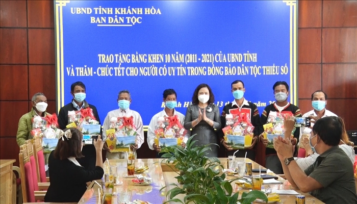 Ban Dân tộc tỉnh Khánh Hòa gặp mặt, tặng quà và trao tặng Bằng khen cho Người có uy tín trong đồng bào DTTS của thị xã Ninh Hòa.