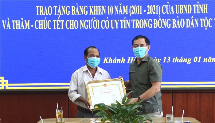 Lãnh đạo Ban Dân tộc tỉnh Khánh Hòa trao tặng Bằng khen cho Người có uy tín trong đồng bào DTTS của thị xã Ninh Hòa.
