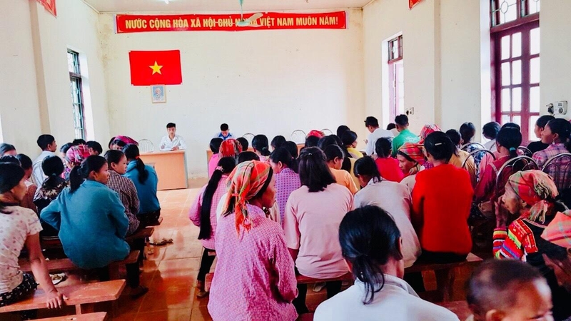 Phòng Tư Pháp huyện Mường Tè thường xuyên PBGDPL tới người dân tại các xã biên giới.