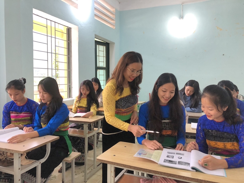Từ năm 2012 đến nay, cô giáo Hà Thị Khuyên đã truyền dạy nói, viết chữ Thái cho nhiều thế hệ học sinh Trường THPT Quan Sơn