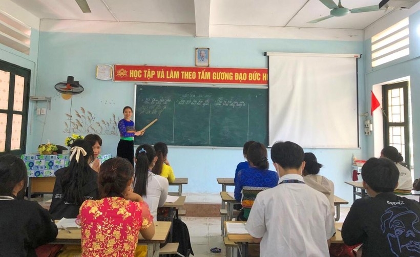Cô giáo Hà Thị Khuyên trong một buổi dạy chữ Thái cho học sinh Trường THPT Quan Sơn (Thanh Hóa)
