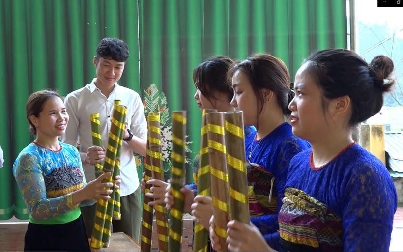 Cô Khuyên (bìa trái) trong buổi hoạt động giữ gìn bản sắc văn hóa dân tộc Thái tại Trường THPT Quan Sơn (Quan Sơn, Thanh Hóa)