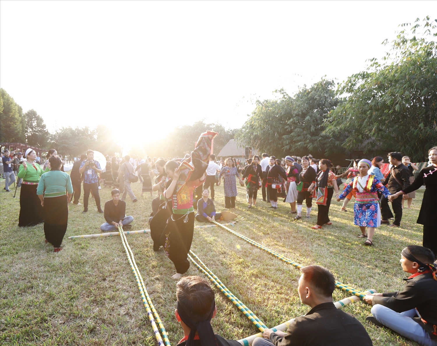 Đồng bào cùng nhau tham gia nhảy múa những điệu múa truyền thống của dân tộc mình 