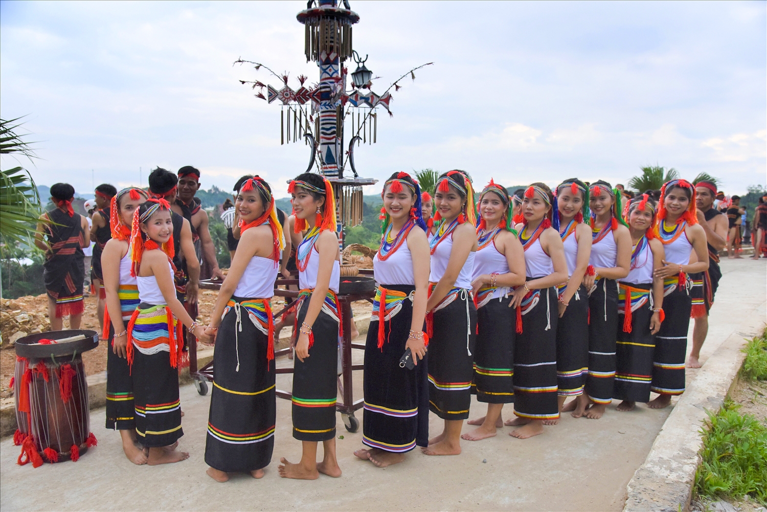 Thiếu nữ dân tộc Cor trong trang phục truyền thống tham gia lễ rước linh vật