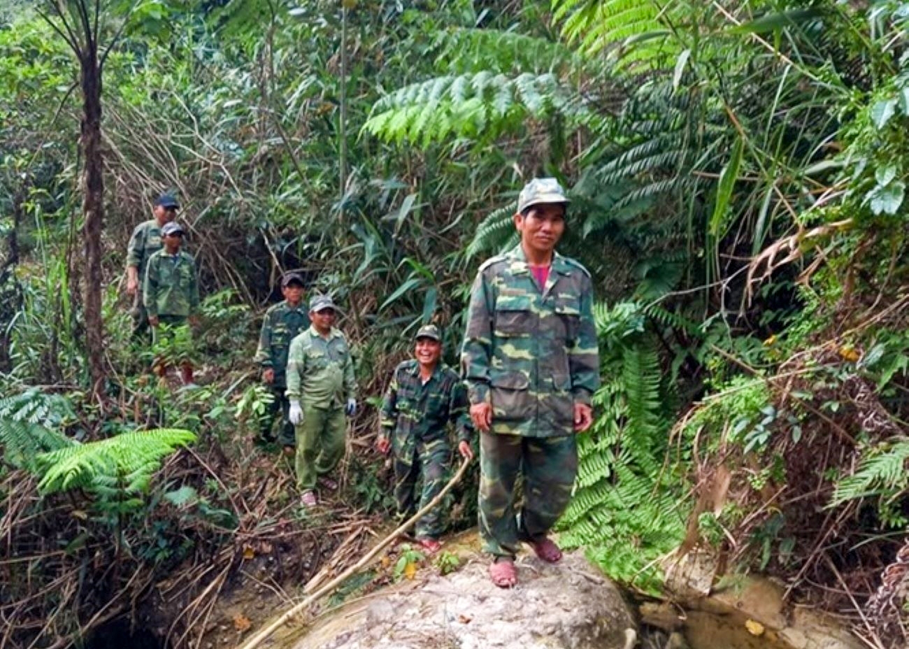 Người có uy tín Hồ Văn Ôn (đi đầu) cùng Tổ tự quản thôn A Niêng Lê Triêng đi tuần tra đường biên, cột mốc
