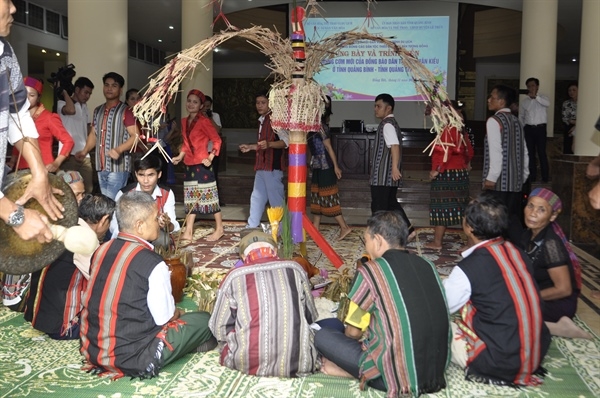 Đồng bào dân tộc Bru Vân Kiều ở xã Ngân Thuỷ thực hành trình diễn lễ hội