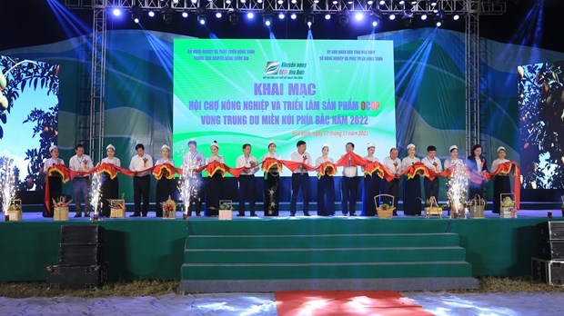Các đại biểu cắt băng khai mạc Hội chợ nông nghiệp và triển lãm sản phẩm OCOP vùng Trung du, miền núi phía Bắc 2022 Ảnh: Lưu Trọng Đạt – TTXVN