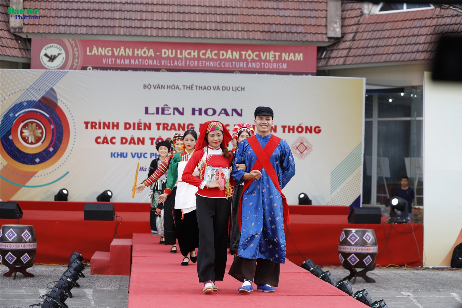 Đồng bào các dân tộc tỉnh Lai Châu trình diễn trang phục tại Liên hoan