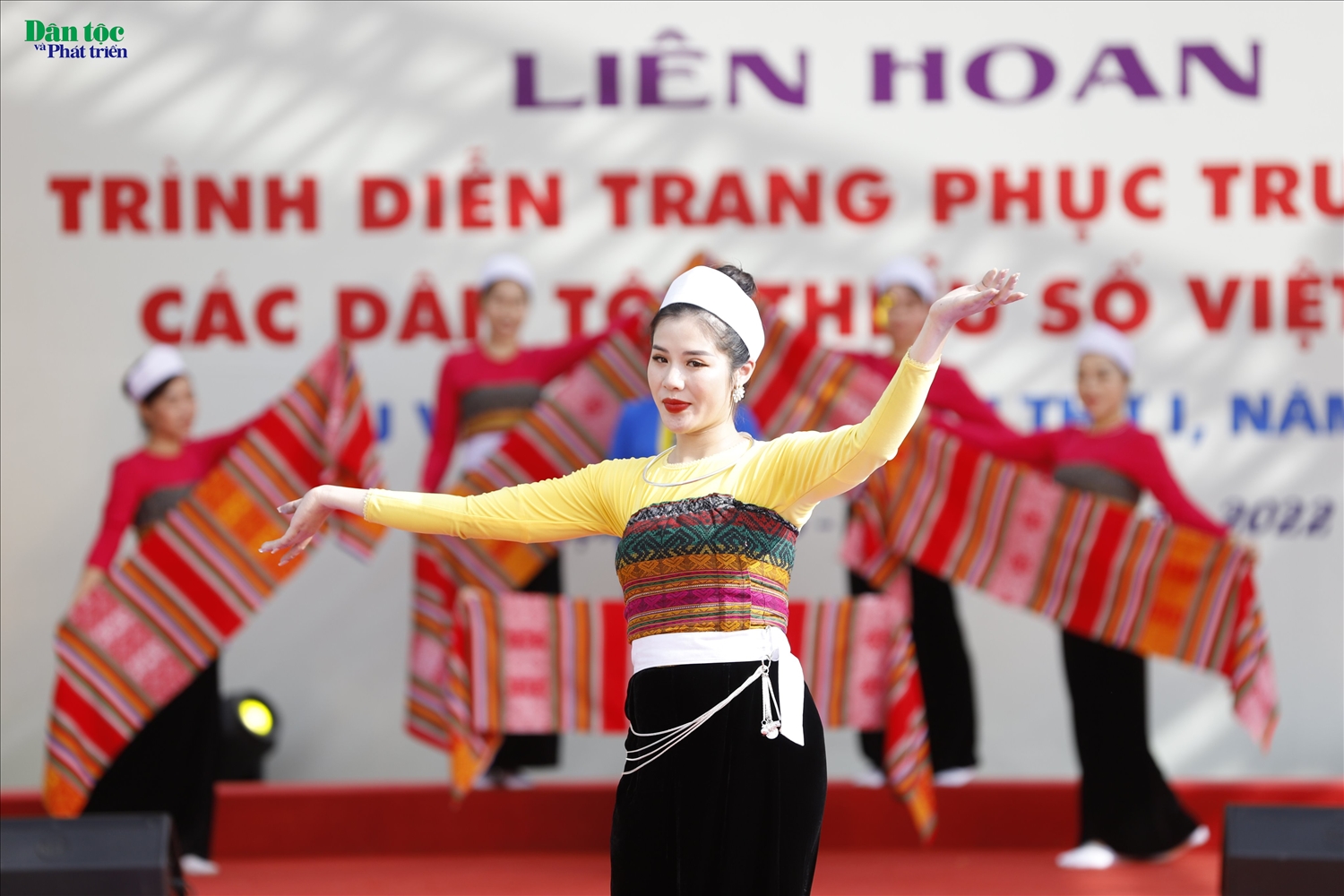 Đồng bào dân tộc Thái (Mai Châu, Hòa Bình) trình diễn trang phục truyền thống