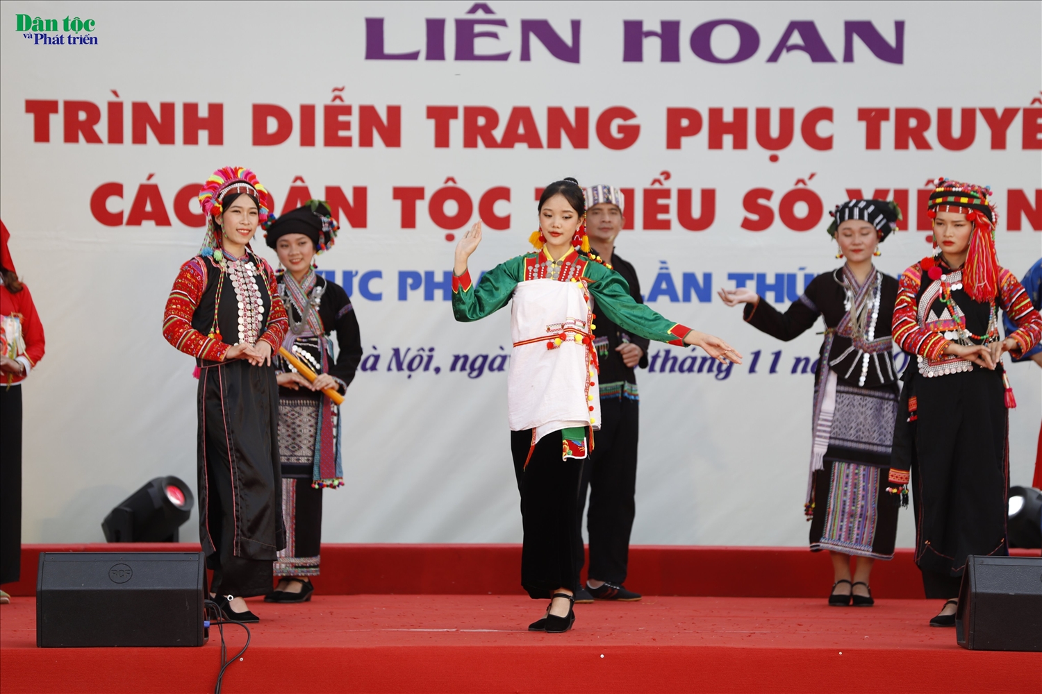 Trình diễn trang phục truyền thống dân tộc Lự, La Hủ, Hà Nhì, Mảng (tỉnh Lai châu) 