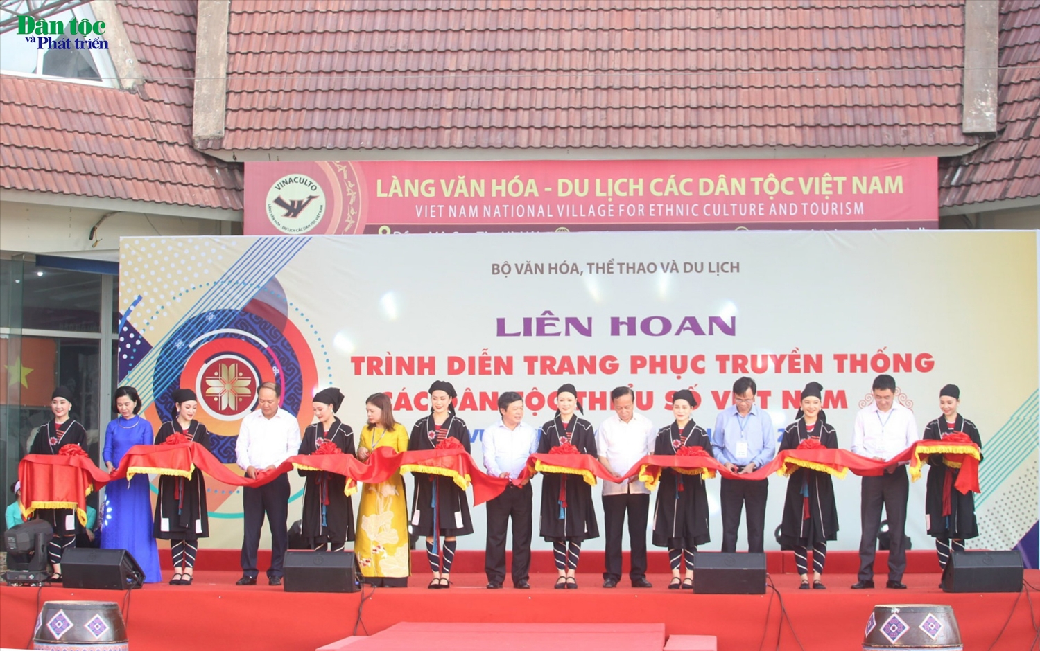 Các đại biểu cắt băng khai mạc Liên hoan trình diễn trang phục truyền thống các DTTS Việt Nam khu vực phía Bắc lần I năm 2022