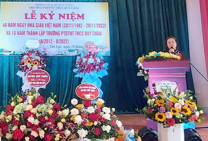 Cô giáo Hoàng Thị Nguyệt Anh - Hiệu trưởng Trường PTDT Nội trú THCS Quỳ Châu phát biểu tại Lễ kỷ niệm