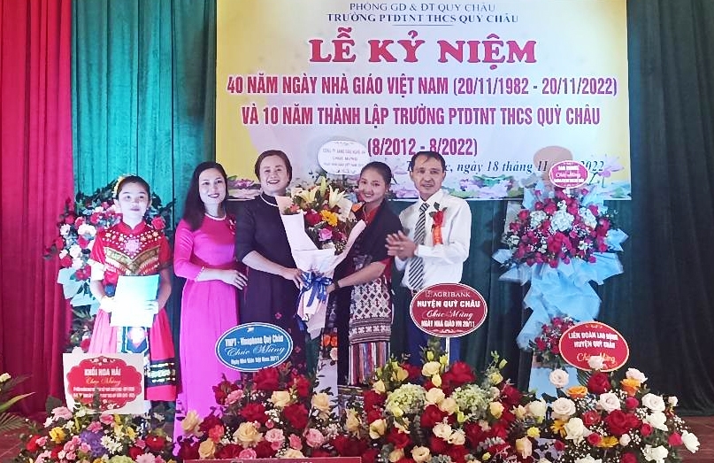 Đại diện Ban Giám hiệu nhà trường nhận hoa chúc mừng nhân Kỷ niệm 10 năm ngày thành lập trường; ngày Nhà giáo Việt Nam