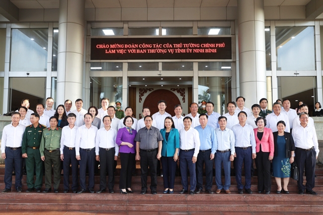 Thủ tướng chụp ảnh chung với lãnh đạo tỉnh Ninh Bình. (Ảnh: VGP/Nhật Bắc)