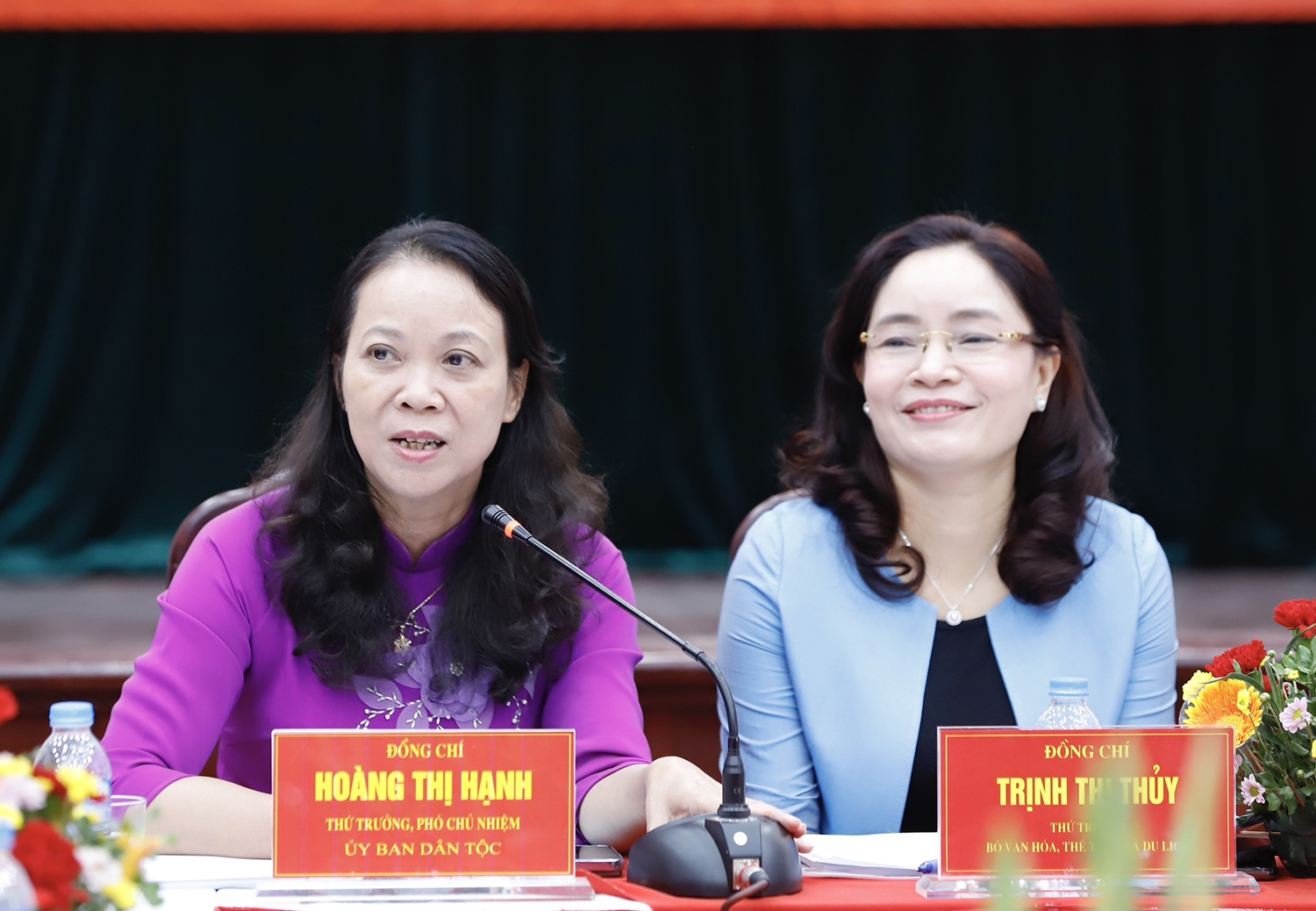 Thứ trưởng, Phó Chủ nhiệm Ủy ban Dân tộc Hoàng Thị Hạnh và Thứ trưởng Bộ VHTT&DL Trịnh Thị Thủy đồng chủ trì Hội nghị 