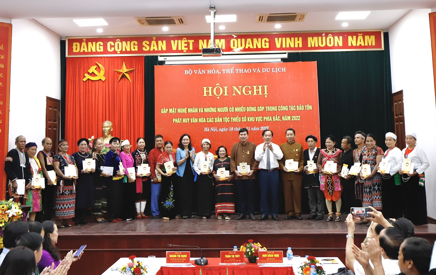 Thứ trưởng Bộ VHTT&DL Trịnh Thị Thủy và Phó Chủ tịch Ủy ban Trung ương Mặt trận Tổ quốc Việt Nam Ngô Sách Thực trao quà cho các nghệ nhân tiêu biểu tại Hội nghị 