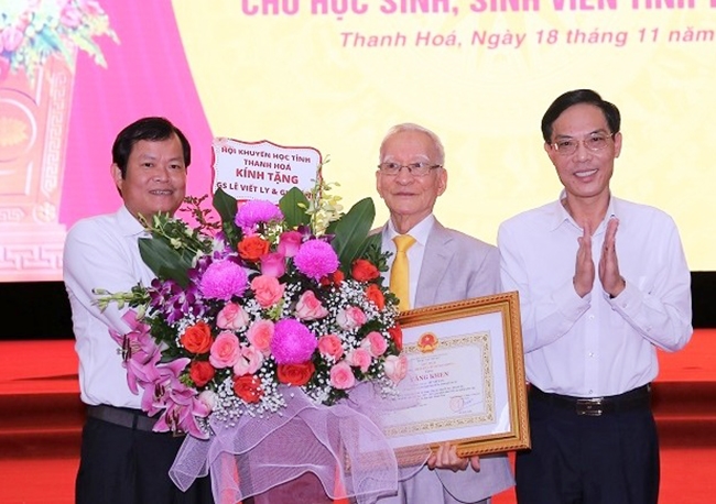 Lãnh đạo tỉnh Thanh Hóa trao hoa, Bằng khen của Chủ tịch UBND tỉnh cho gia đình Giáo sư Lê Viết Ly