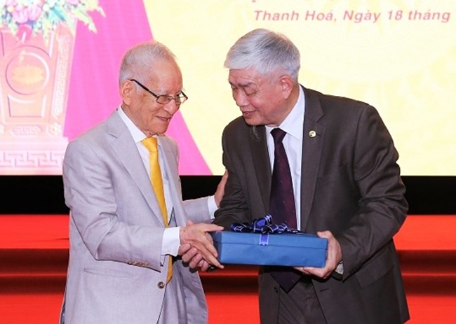 Giáo sư Lê Viết Ly trao hỗ trợ 1 tỷ đồng cho Quỹ Khuyến học tỉnh Thanh Hóa 