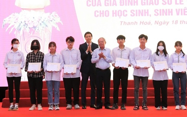 Gia đình Giáo sư Lê Viết Ly trao học bổng cho HSSV đạt thành tích cao trong học tập