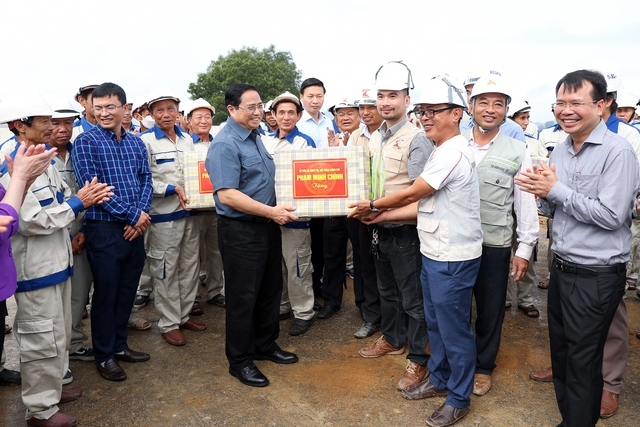 Thủ tướng tặng quà cho người lao động tại các dự án cao tốc - Ảnh: VGP/Nhật Bắc