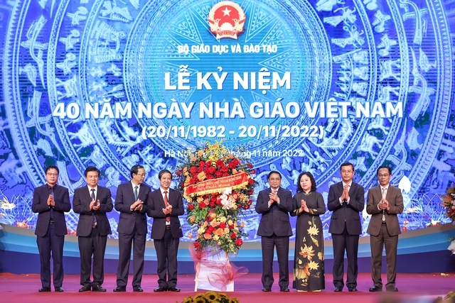 Thủ tướng tặng hoa chúc mừng 40 năm Ngày Nhà giáo Việt Nam - Ảnh: VGP/Nhật Bắc