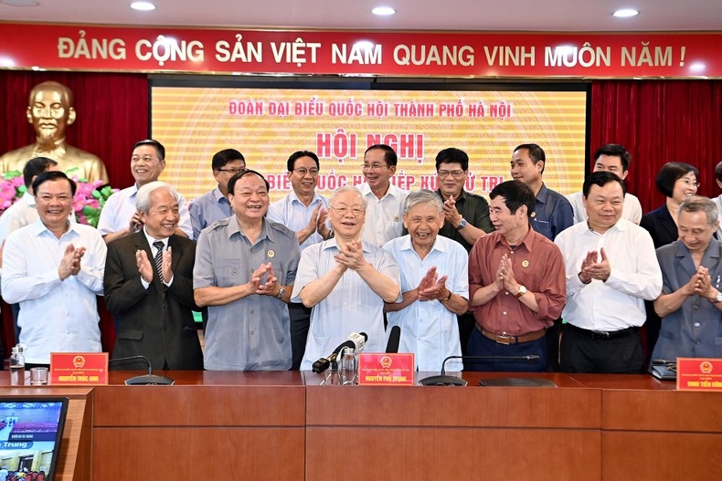 Tổng Bí thư Nguyễn Phú Trọng với các đại biểu và cử tri Đơn vị bầu cử số 1, Thành phố Hà Nội. Ảnh: ĐĂNG KHOA