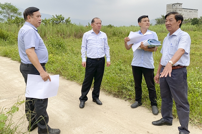 Phó Chủ tịch UBND tỉnh Khánh Hòa Nguyễn Anh Tuấn kiểm tra khu tái định cư dự án cao tốc Vân Phong - Nha Trang tại xã Diên Đồng, Diên Khánh ngày 19/10/2022.