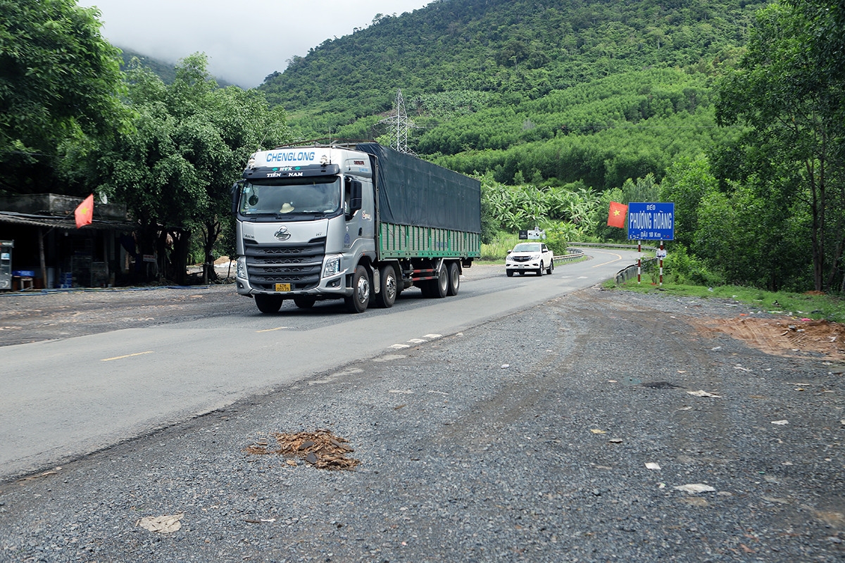 Quốc lộ 26 nối Nha Trang và Đắk Lắk hiện rất nhỏ hẹp