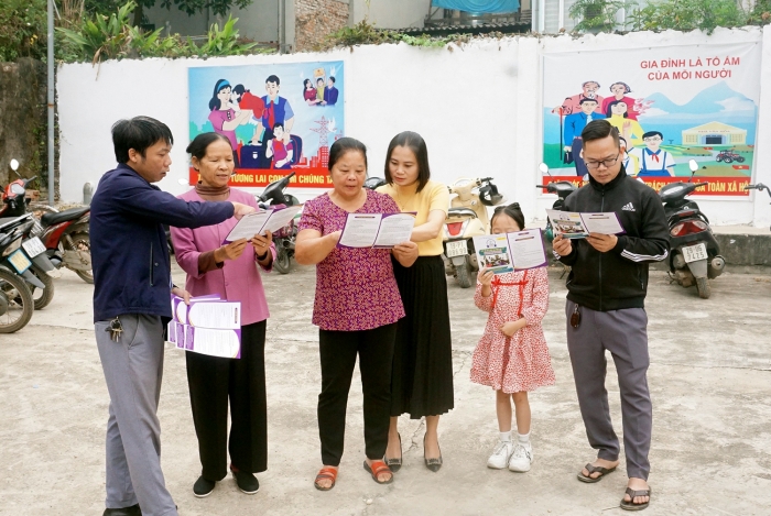 Cán bộ Tư pháp huyện Phù Ninh phát tờ rơi tuyên truyền pháp luật cho nhân dân khu 10, xã Phù Ninh
