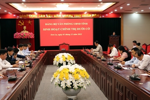 Văn phòng UBND tỉnh Sơn La lồng ghép việc tuyên truyền phổ biến pháp luật trong các buổi sinh hoạt.