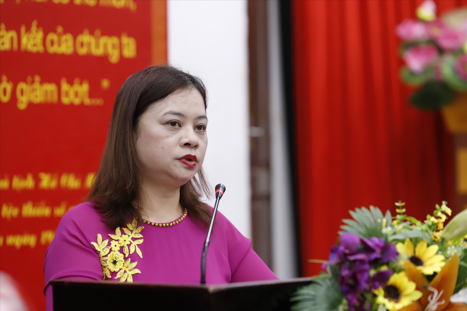  Vụ trưởng Vụ Văn hóa dân tộc (Bộ VHTT&DL) Nguyễn Thị Hải Nhung phát biểu đề dẫn Hội thảo