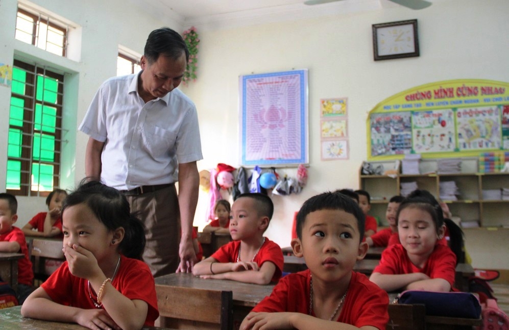 Thầy Hoàn hiện là Hiệu trưởng Trường Tiểu học Tam Quang 1 và cả gia đình có đến 8 chị em đi theo nghề giáo