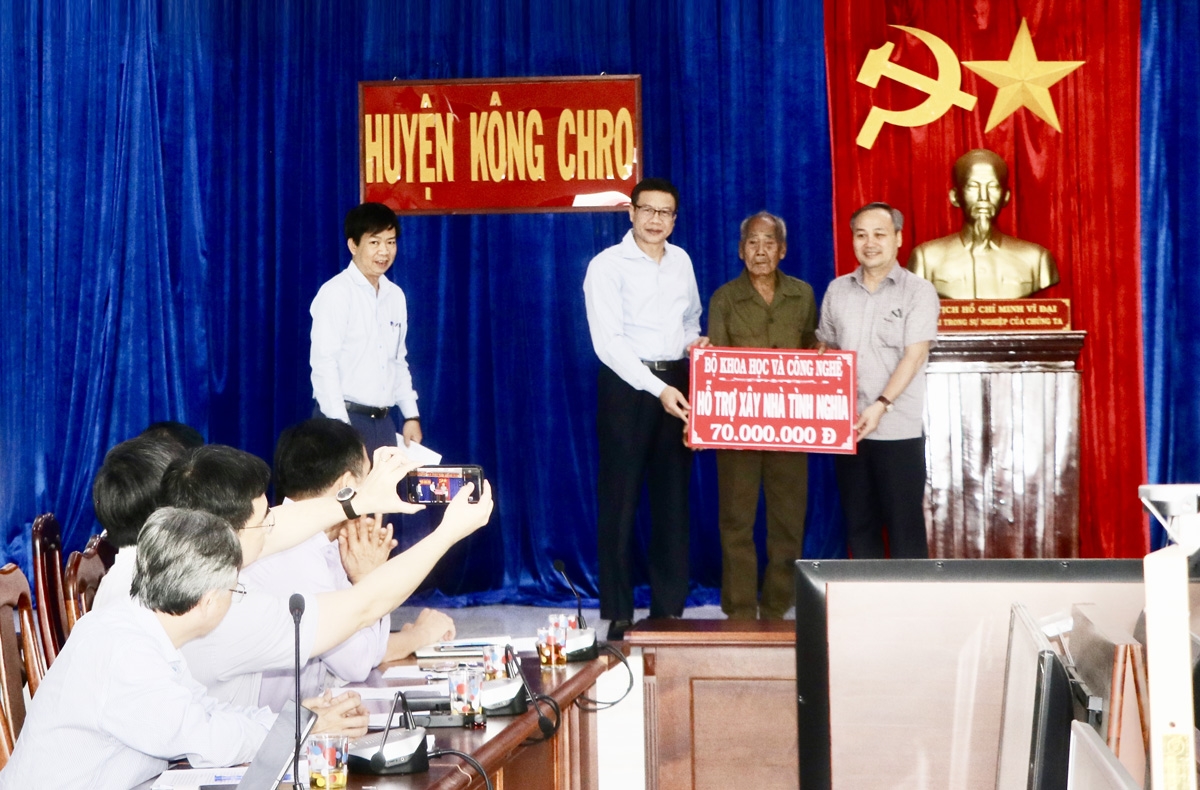 Bộ KH&CN hỗ trợ gia đình ông Đinh Bỗi (làng Sơ Rơn, xã Chư Krêy) số tiền 70 triệu đồng để xây nhà