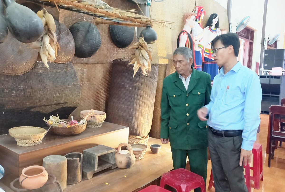 Du khách thăm quan một số dụng cụ sản xuất của đồng bào Cor được trưng bày tại ngày Tết Ngã rạ