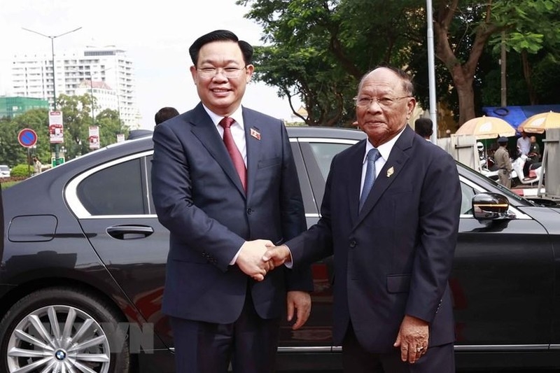 Chủ tịch Quốc hội Campuchia đón Chủ tịch Quốc hội Vương Đình Huệ. (Ảnh: TTXVN)