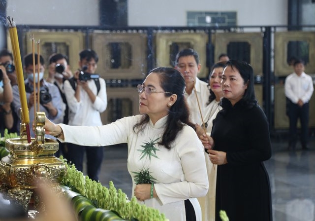 Chủ tịch HĐND TPHCM Nguyễn Thị Lệ thắp hương tương niệm các nạn nhân - Ảnh: VGP/Vũ Phong