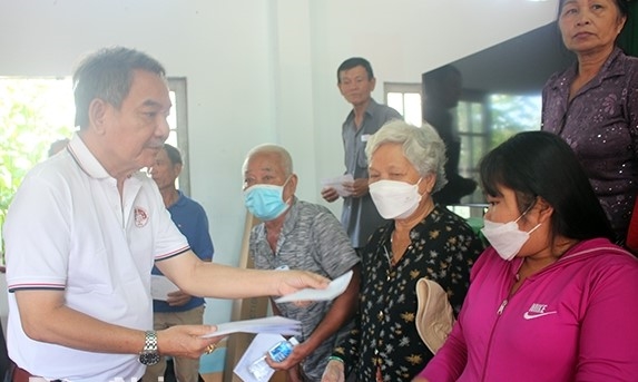 Đại diện Đoàn Luật sư tỉnh tặng quà cho nông dân, đồng bào dân tộc thiểu số ở xã Núi Tượng (huyện Tân Phú)
