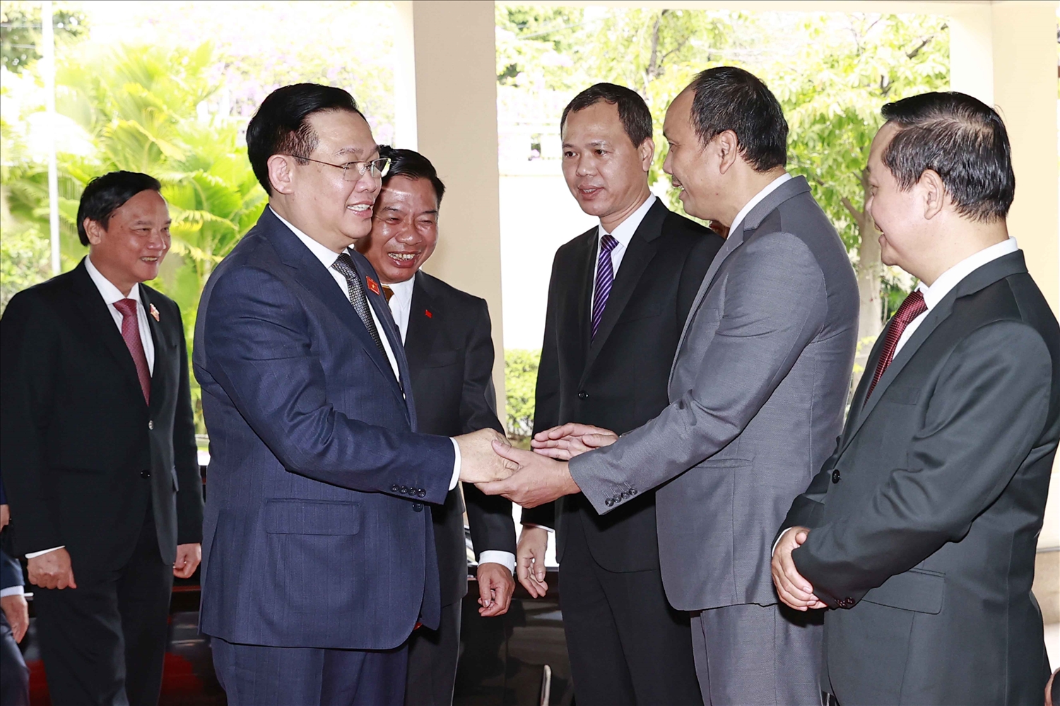 Chủ tịch Quốc hội Vương Đình Huệ gặp cộng đồng người Việt Nam tại Campuchia.