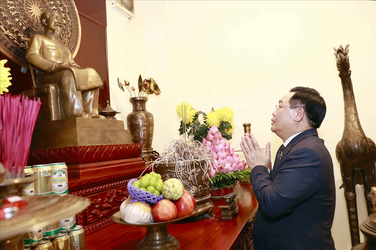 Chủ tịch Quốc hội Vương Đình Huệ dâng hương Chủ tịch Hồ Chí Minh tại Đại sứ quán.