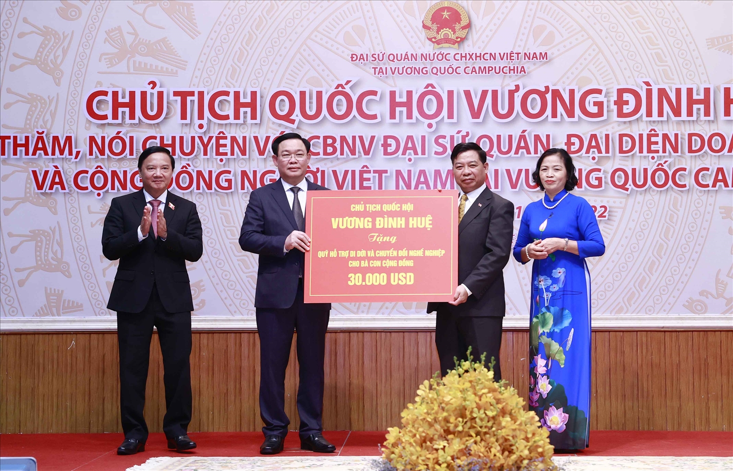 Chủ tịch Quốc hội Vương Đình Huệ tặng quỹ hỗ trợ di dời và chuyển đổi nghề nghiệp cho bà con cộng đồng.