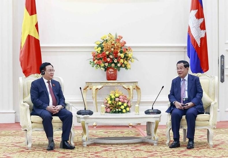 Chủ tịch Quốc hội Vương Đình Huệ hội kiến Thủ tướng Vương quốc Campuchia Samdech Techo Hun Sen. (Ảnh: TTXVN)