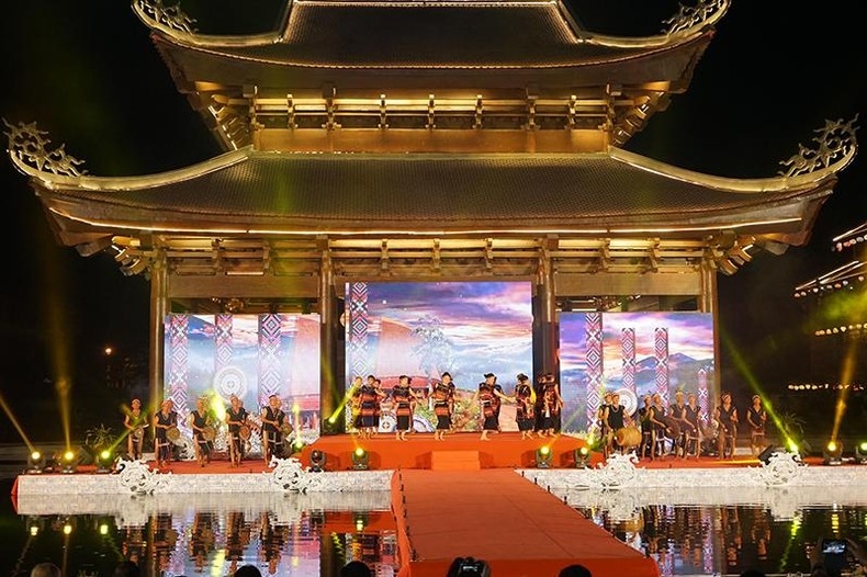 Tiết mục “ Mừng lúa mới” bằng cồng chiêng Tây Nguyên tại Festival Ninh Bình