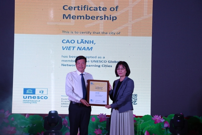 Bà Miki Nozawa -Trưởng Ban Giáo dục Văn phòng UNESCO tại Hà Nội trao chứng nhận thành phố Cao Lãnh là thành viên Mạng lưới các Thành phố học tập toàn cầu cho ông Võ Phan Thành Minh – Chủ tịch Ủy ban nhân dân thành phố Cao Lãnh