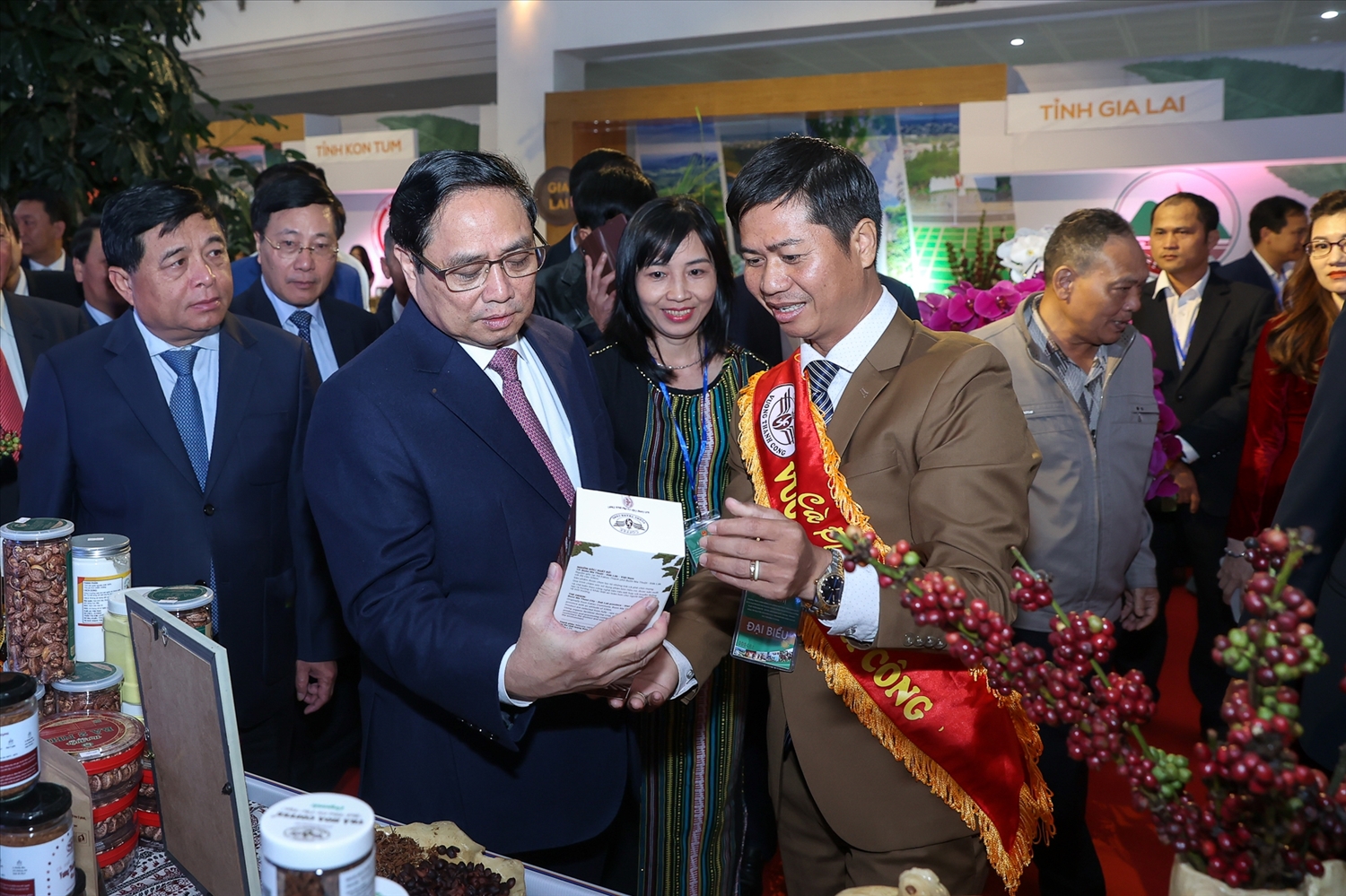 Thủ tướng Phạm Minh Chính và các đại biểu thăm gian hàng trưng bày sản phẩm chủ lực Vùng Tây Nguyên tại Triển lãm - Ảnh: VGP/Nhật Bắc