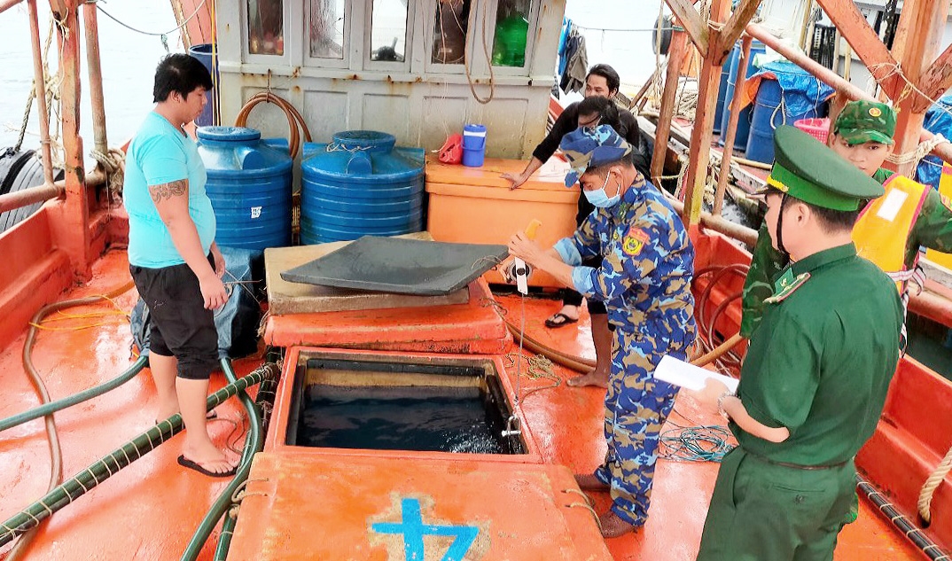 Lực lượng Bộ đội Biên phòng Kiên Giang kiểm tra tàu chở dầu DO không rõ nguồn gốc