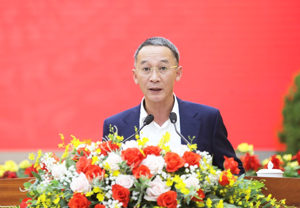 Chủ tịch UBND tỉnh Lâm Đồng Trần Văn Hiệp trình bày báo cáo